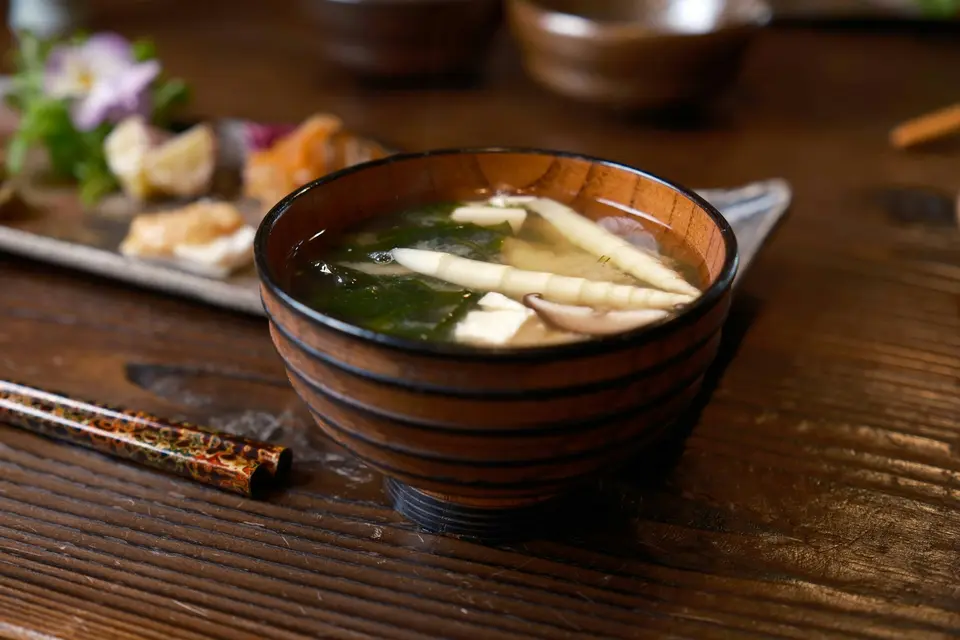 Misosoppa med tofu och wakame i en träskål